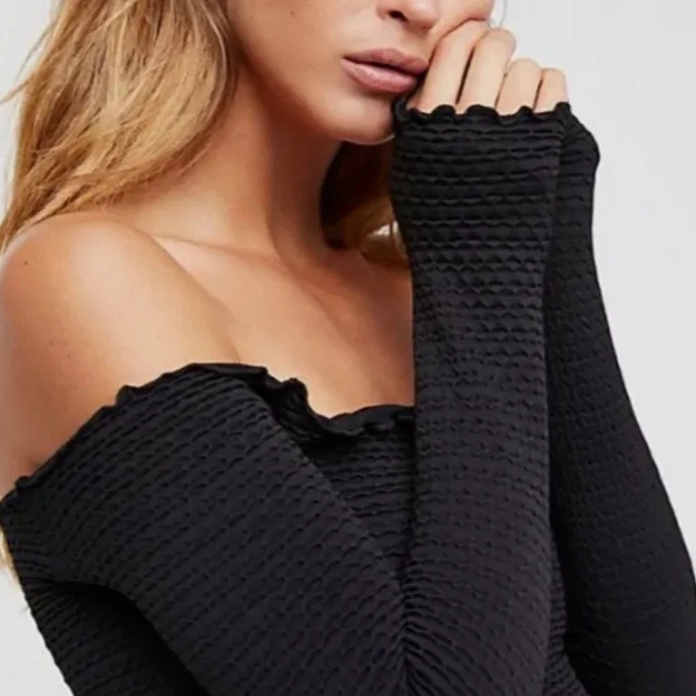 Intimately Free People Textured Long Sleeve Crop top size medium large in black
